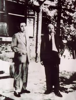 Ngày 3 tháng 8 năm 1951, Chu Ân Lai chụp ảnh chung với Hồ Chí Minh, đang đứng trước nhà riêng của họ Hồ tại Tây Sa. Ảnh tư liệu tình báo Hoa Nam [1].