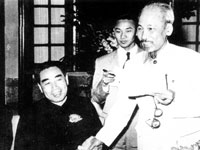 Gián điệp Lương Phong (giữa) trong cuộc gặp giữa Chu Ân Lai và Hồ Tập Chương. Nguồn tài liệu Huỳnh Tâm.