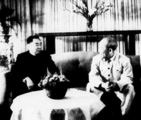 Tháng 11/1956 Bắc Kinh, Chu Ân Lai tiếp Hồ Tập Chương tại phủ Thủ tướng. Nguồn ảnh: THX.